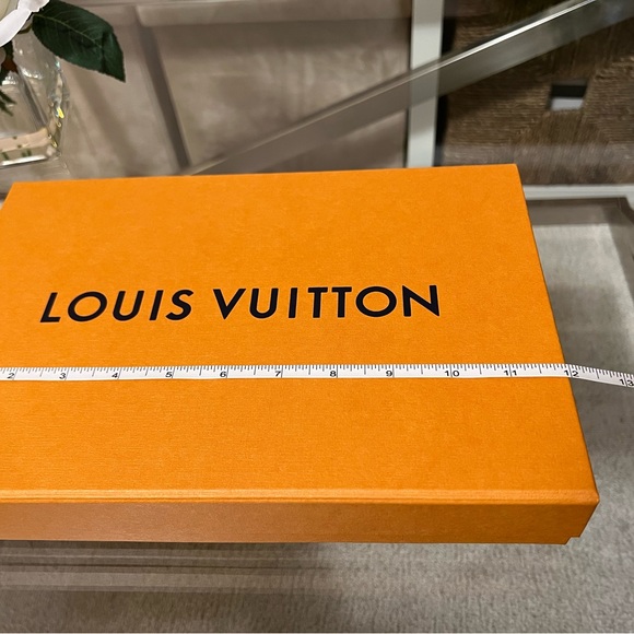 Small Louis Vuitton Magnetic Gift Box Set - Picture 11 of 16